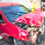 Delegado perde controle e bate viatura em dois carros e muro em Avanhandava