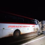 Grave acidente envolvendo ônibus e carreta boiadeira deixa feridos e interdita BR-262 em Três Lagoas