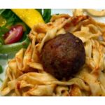 Macarronada ao molho sugo com polpetas