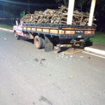 Duas jovens ficam feridas após moto atingir traseira de caminhão no Anel Viário em Castilho