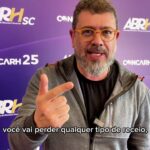 Empresas precisam aprender a trabalhar com a IA sem abrir mão das pessoas, afirma Pedro Doria na ACSP
