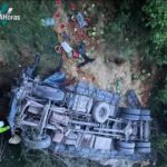 Caminhão carregado com melancias cai da ponte do rio Turvo e motorista fica preso às ferragens