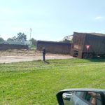 Bitrem tomba, atinge mureta e espalha carga em rodovia de Araçatuba