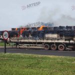 Incêndio atinge carga de algodão em semirreboque na rodovia, em Tupi Paulista